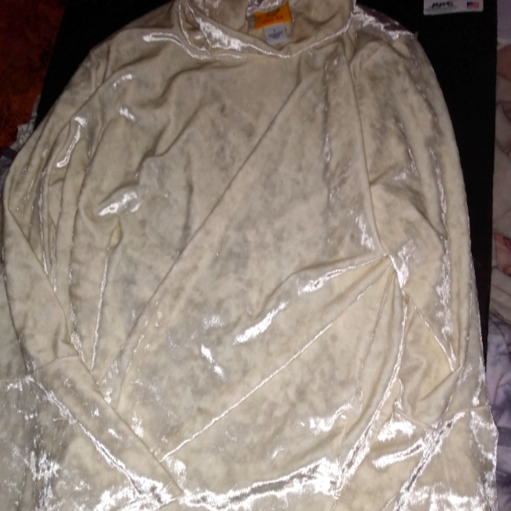 Crushed velvet turtleneck with bell long sleeves